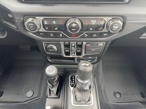 Used 2025 Jeep Wrangler Unlimited Sahara AWD/4WD image 11