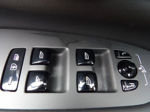 Certified 2025 Volvo XC90 B6 Plus image 10