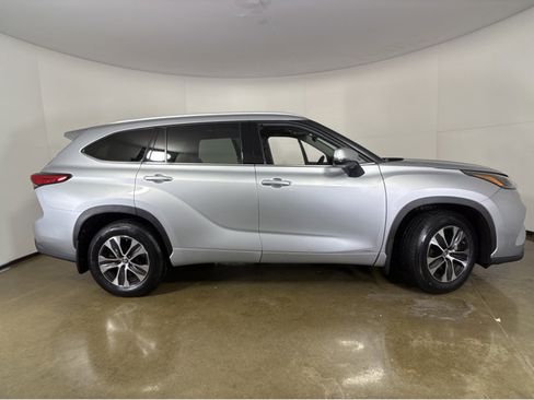 Used 2022 Toyota Highlander XLE image 23