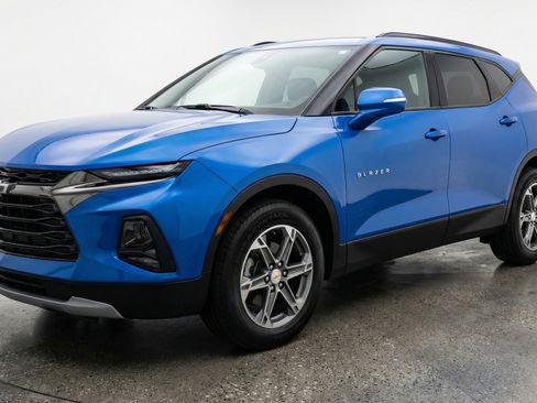 Used 2025 Chevrolet Blazer LT FWD image 3