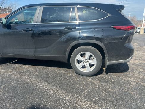 Used 2023 Toyota Highlander LE image 3
