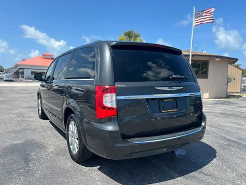 Used 2011 Chrysler Town & Country Touring-L FWD image 7