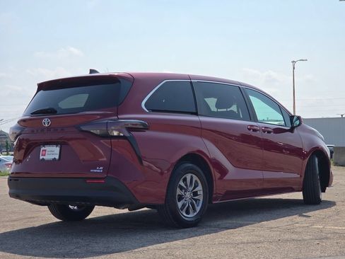 Used 2024 Toyota Sienna LE FWD image 23