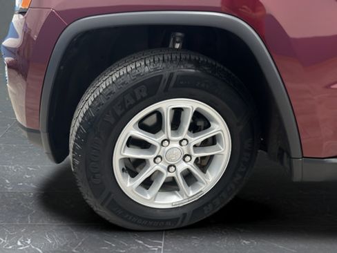 Used 2019 Jeep Grand Cherokee Laredo AWD/4WD image 31