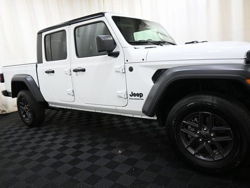 Used 2025 Jeep Gladiator Sport image 14
