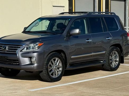 Used 2013 Lexus LX 570 4WD w/ Luxury Pkg w/Pre-crash image 3