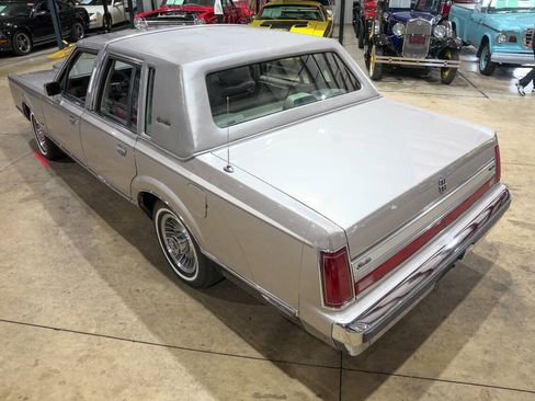 Used 1988 Lincoln Town Car Signature RWD image 16