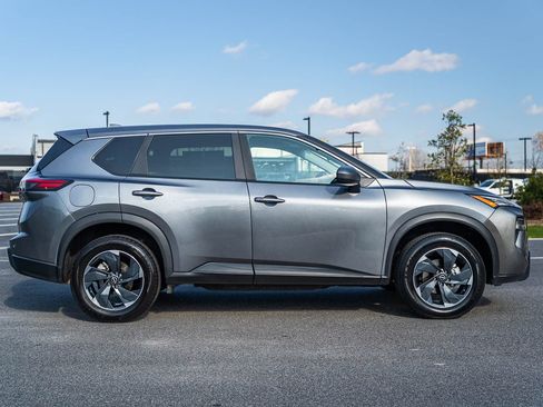 Used 2024 Nissan Rogue SV image 8