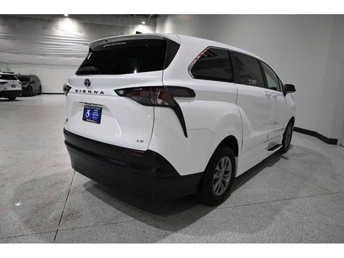 New 2025 Toyota Sienna LE FWD image 6