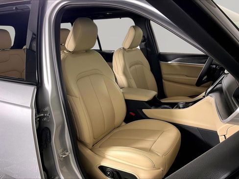 Used 2024 Jeep Grand Cherokee Limited w/ Luxury Tech Group II AWD/4WD image 12