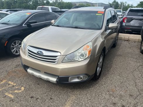 Used 2010 Subaru Outback 2.5i Limited AWD/4WD image 3
