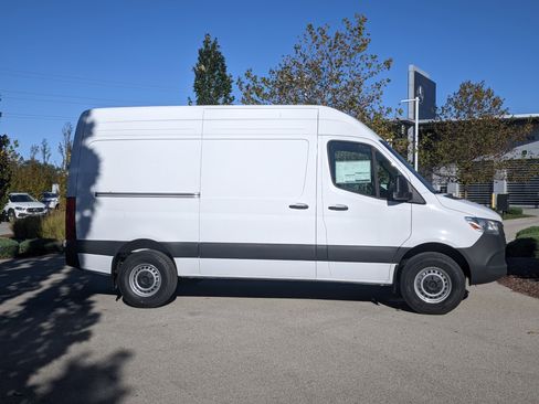 New 2024 Mercedes-Benz Sprinter 2500 w/ Acoustic Package image 2