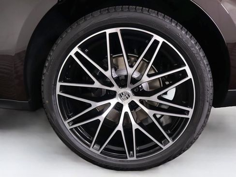 Used 2025 Porsche Macan AWD/4WD image 32