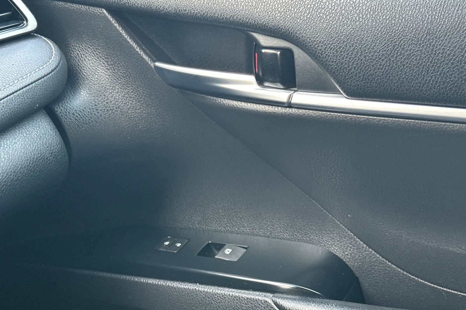 Used 2020 Toyota Camry SE FWD image 18