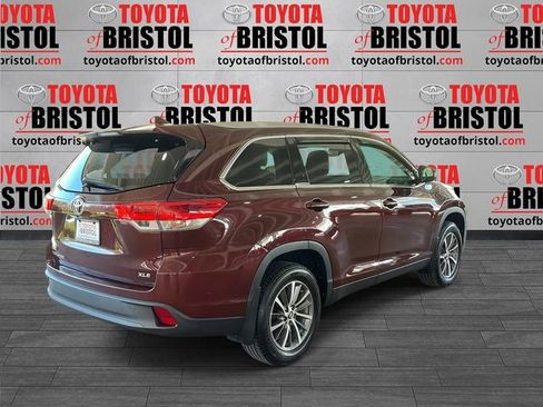 Used 2019 Toyota Highlander XLE image 3