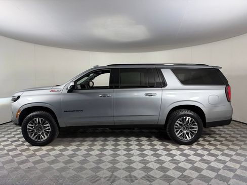 Used 2025 Chevrolet Suburban Z71 AWD/4WD image 11