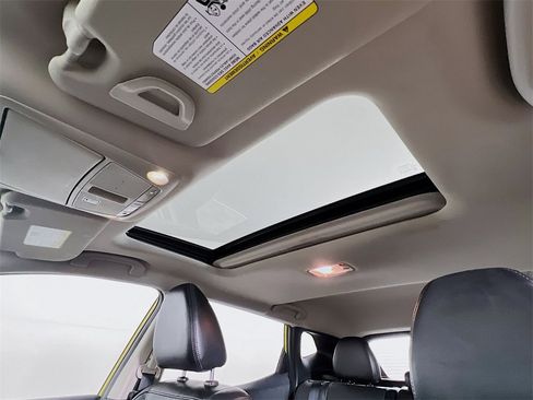 Used 2017 Nissan Rogue Sport SL w/ SL Premium Package image 21