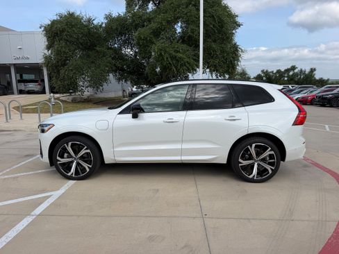 Certified 2024 Volvo XC60 T8 Ultimate w/ Protection Package Premier AWD/4WD image 3