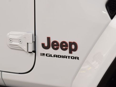 Used 2025 Jeep Gladiator Mojave AWD/4WD image 16
