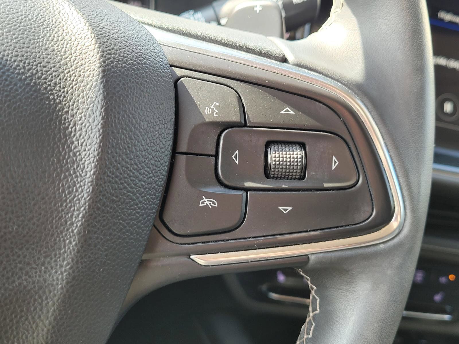 Used 2023 Buick Envision Essence w/ Sport Touring Package FWD image 30
