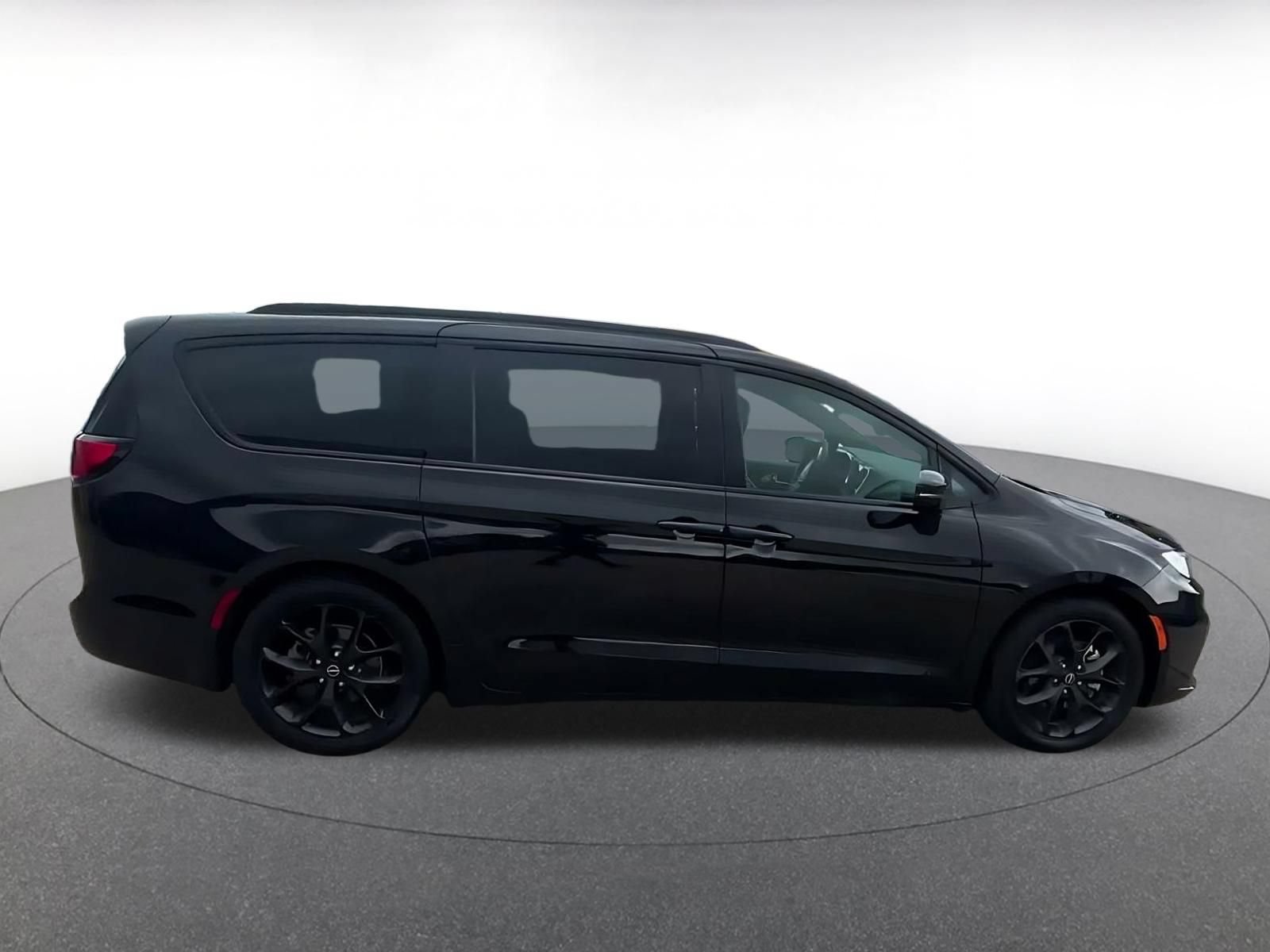 Used 2025 Chrysler Pacifica Limited FWD image 15