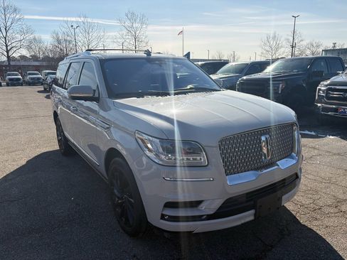 Used 2020 Lincoln Navigator Reserve w/ Equipment Group 208A Reserve image 3