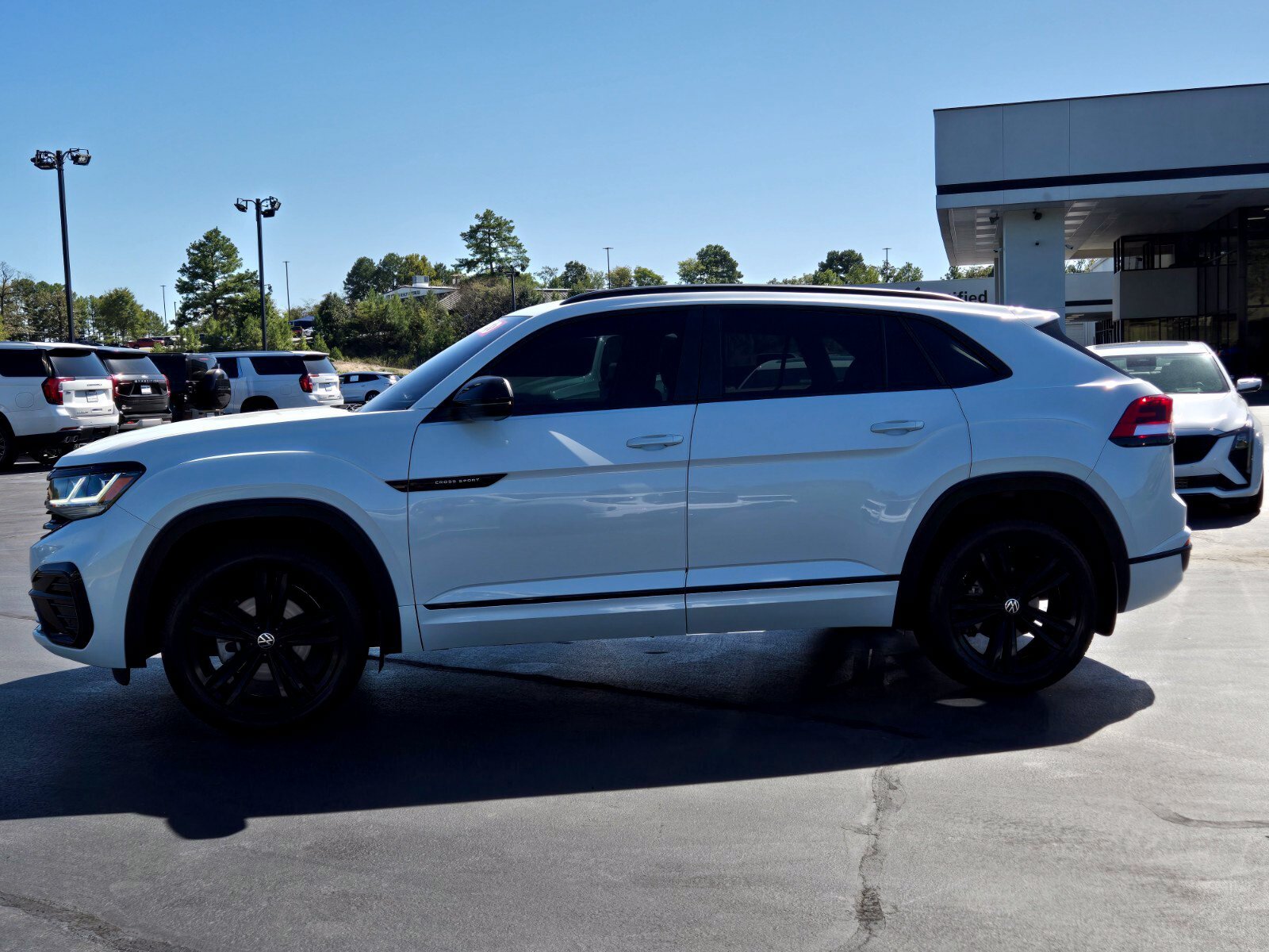 Used 2023 Volkswagen Atlas Cross Sport SEL R-Line AWD/4WD image 2