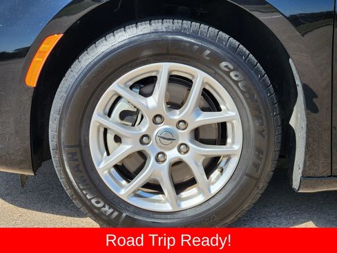 Used 2024 Chrysler Pacifica Touring-L FWD image 18