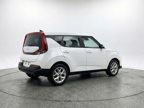 Used 2025 Kia Soul LX w/ LX Technology Package FWD image 9