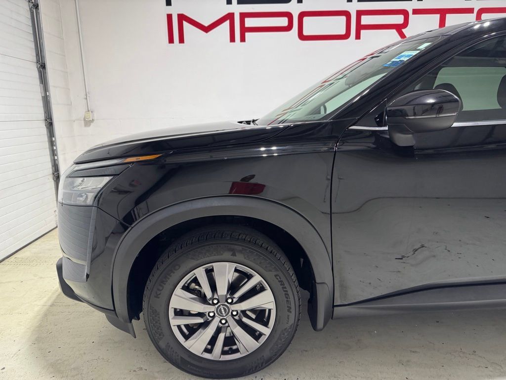 Used 2023 Nissan Pathfinder SV FWD image 2