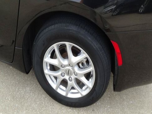 Certified 2023 Chrysler Voyager LX FWD image 9