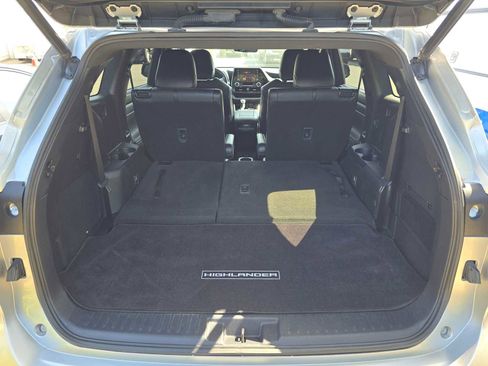 Used 2021 Toyota Highlander XSE FWD image 18