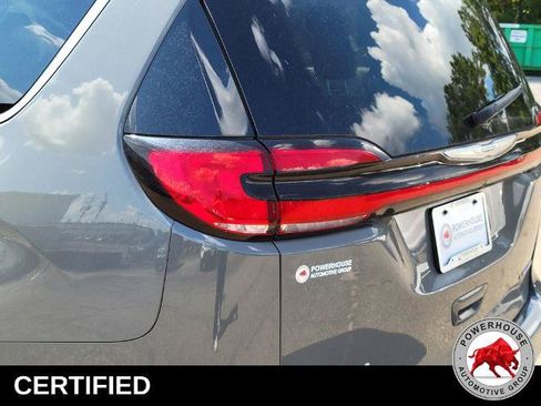 Used 2023 Chrysler Pacifica Limited FWD image 13
