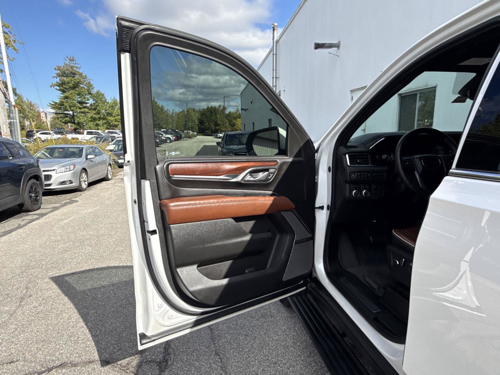 Used 2024 GMC Yukon XL Denali Ultimate AWD/4WD image 12