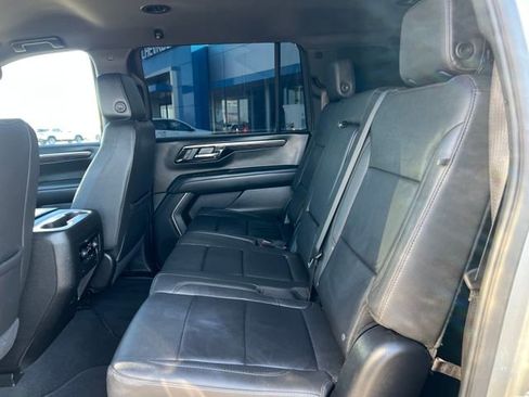 Used 2025 Chevrolet Suburban Z71 AWD/4WD image 16