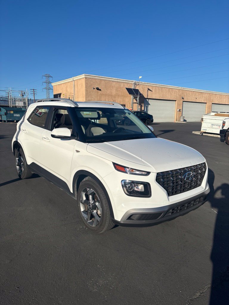 Used 2025 Hyundai Venue SEL FWD image 3