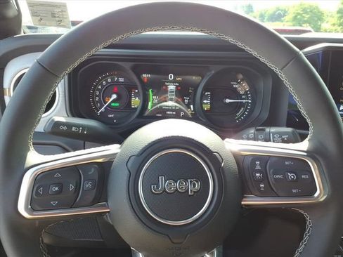 Used 2025 Jeep Wrangler Unlimited Sahara w/ Safety Group AWD/4WD image 18