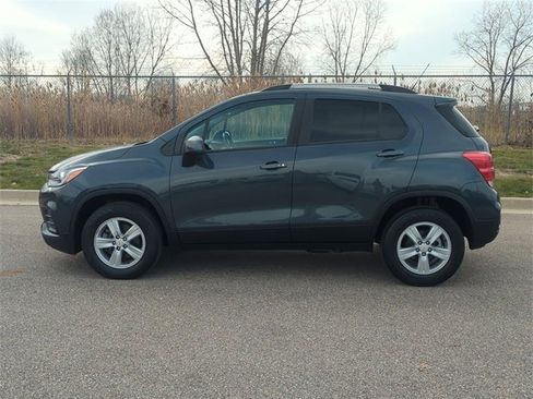 Used 2021 Chevrolet Trax LT w/ LT Convenience Package image 6