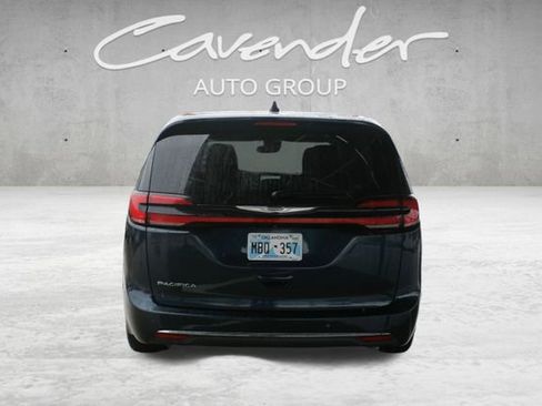 Used 2023 Chrysler Pacifica Touring-L image 6