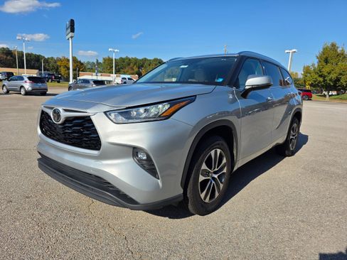 Used 2020 Toyota Highlander XLE image 2