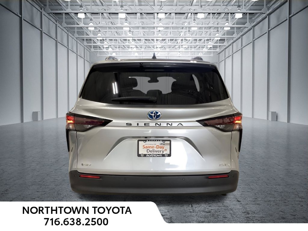 Used 2025 Toyota Sienna XLE FWD image 28