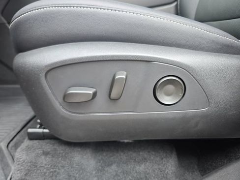 Used 2025 Chevrolet Traverse LT w/ LPO, Floor Liner Package FWD image 16