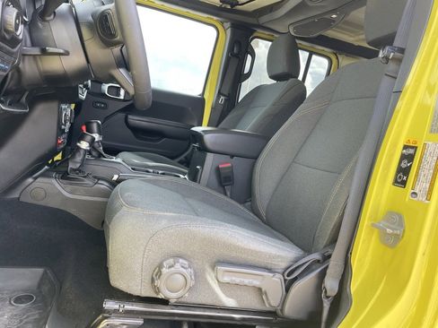 Used 2024 Jeep Wrangler Unlimited image 10