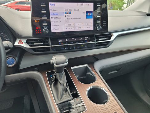 Used 2023 Toyota Sienna XLE image 11