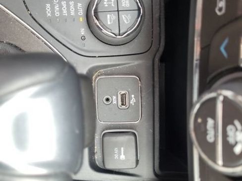 Used 2019 Jeep Cherokee Trailhawk w/ Comfort & Convenience Group AWD/4WD image 18