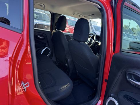 Used 2018 Jeep Renegade Latitude AWD/4WD image 15