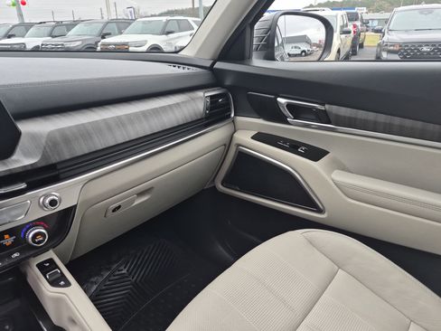 Used 2024 Kia Telluride EX w/ EX Captain's Chair Package image 22