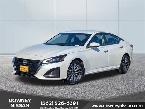 Certified 2023 Nissan Altima 2.5 SV image 1