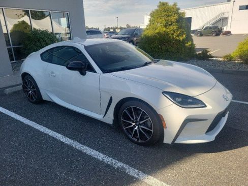 Used 2022 Toyota GR86 RWD image 3