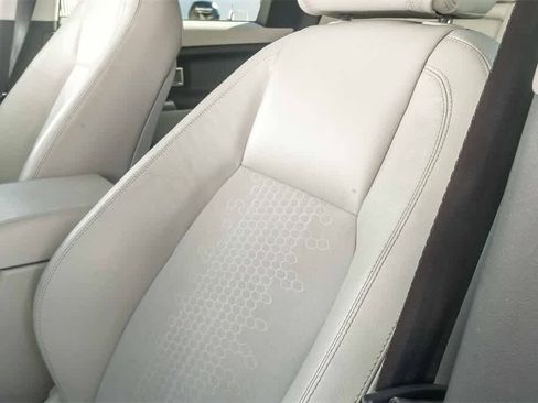 Used 2017 Land Rover Discovery Sport SE image 21